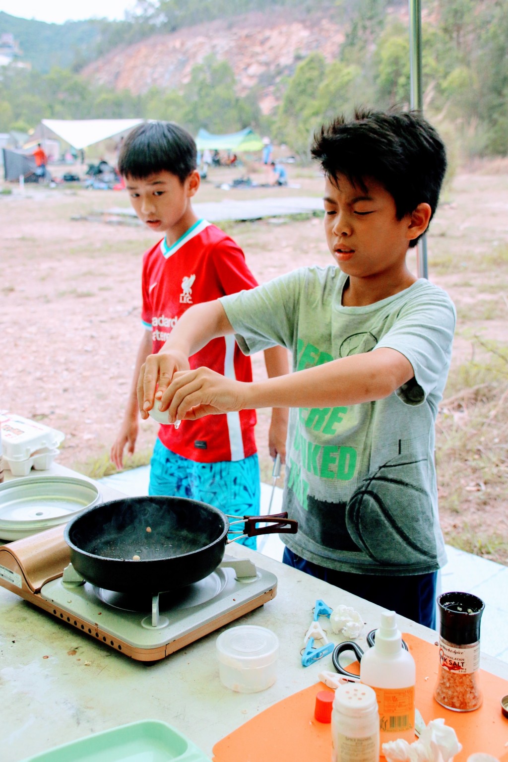 露营让小朋友有机会烹调煮食。