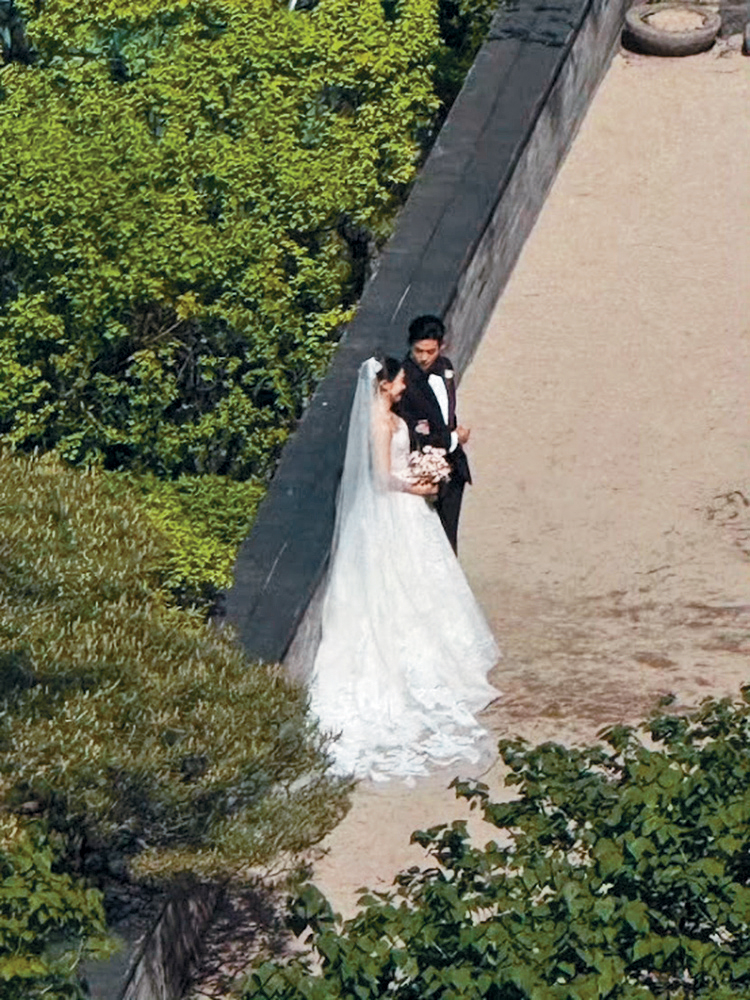 澤演夫婦在酒店庭園中拍攝婚紗照，被住在該酒店的內地網友拍下浪漫畫面。