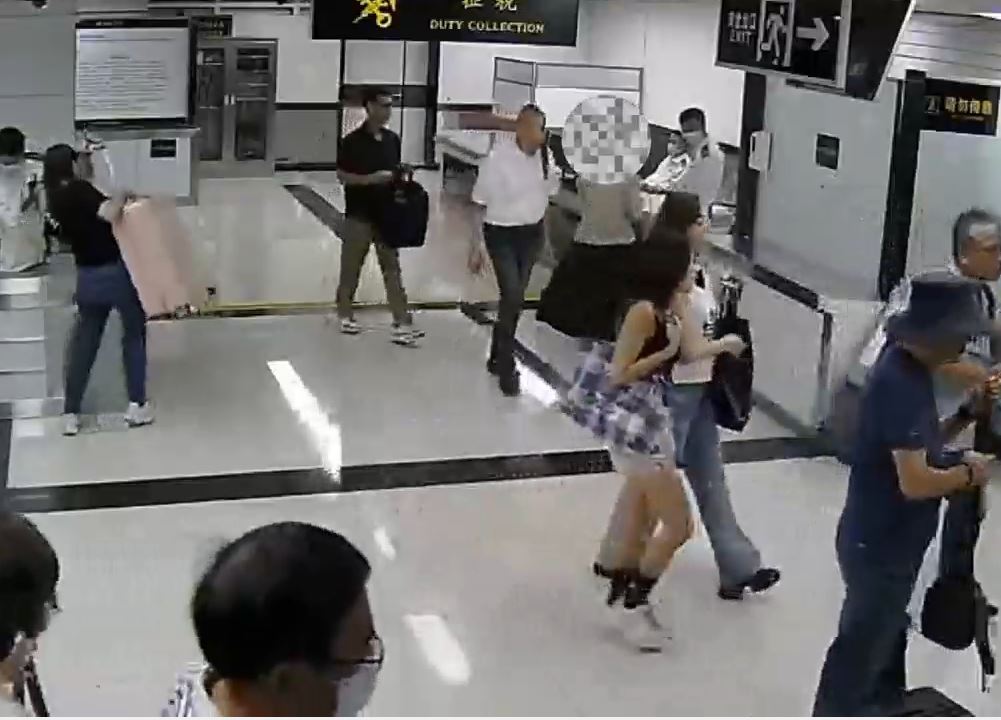 女旅客經羅湖海關北上時，被海關揭發在裙內藏著229條活魚。海關發布