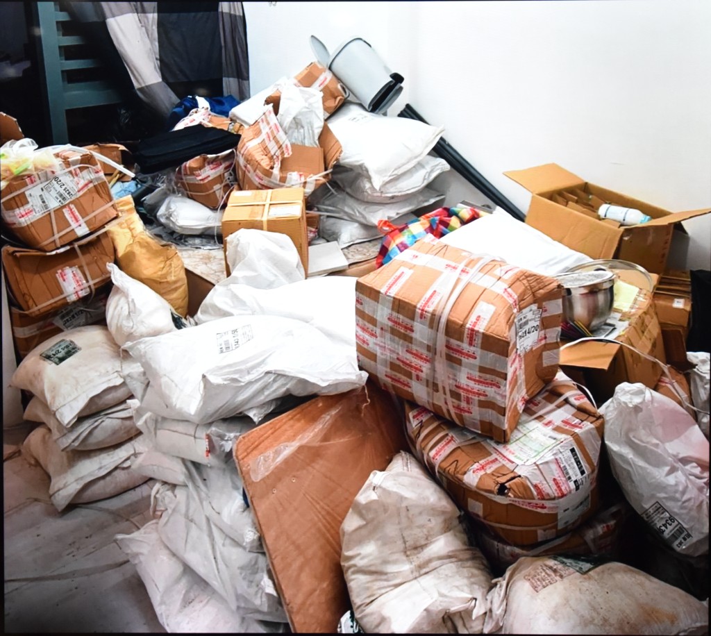 警方在宏創方兩涉案單位檢獲大量炸彈原材料及土製炸彈半成品等。 警方在宏創方兩涉案單位檢獲大量炸彈原材料及土製炸彈半成品等。