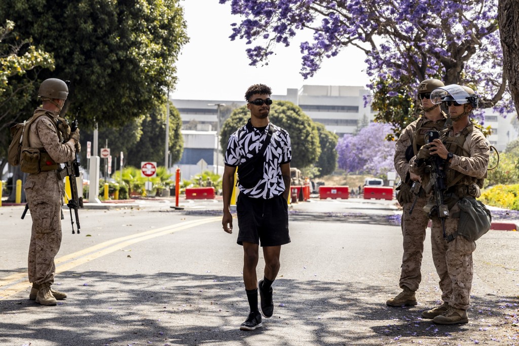 自稱是退伍軍人的里奧一度被陸戰隊拘留,其後獲釋。美聯社 自稱是退伍軍人的里奧一度被陸戰隊拘留,其後獲釋。美聯社