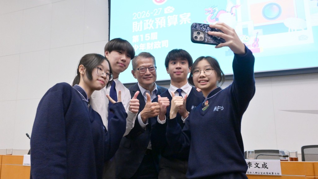 陈茂波上周与一班中学生会面，聆听他们对新一份《财政预算案》的意见。陈茂波网志图片