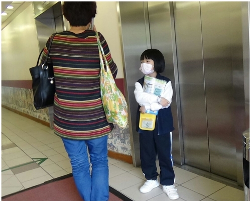 其中一名因感不適而送院的學童。