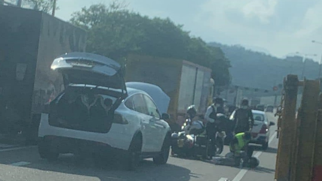 電單車司機倒地腳部受傷。網民Bosco Chu 馬路的事 (即時交通資訊台)