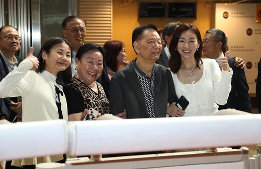 周嘉儀和家人威水拉頭馬。 周嘉儀和家人威水拉頭馬。