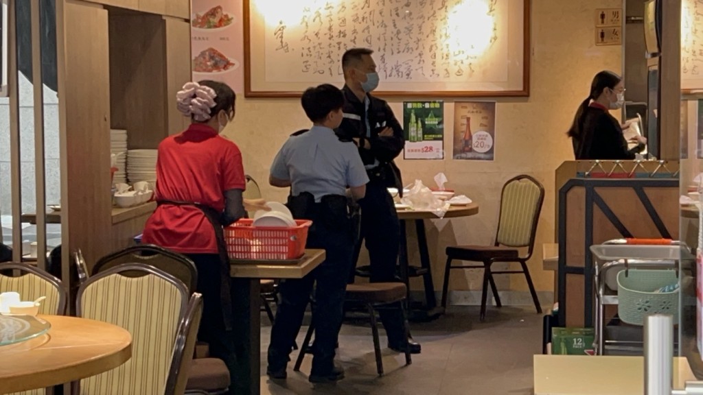 警员到餐厅调查。杨伟亨摄