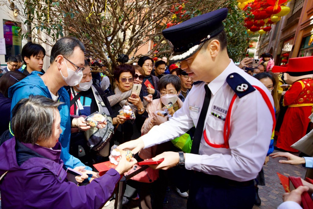 港島總區指揮官郭嘉銓向市民派發紀念品。