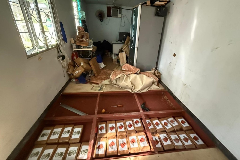 涉案可卡因被收藏於地板暗格內,被木板蓋上並用螺絲鑲實。警方提供 涉案可卡因被收藏於地板暗格內,被木板蓋上並用螺絲鑲實。警方提供