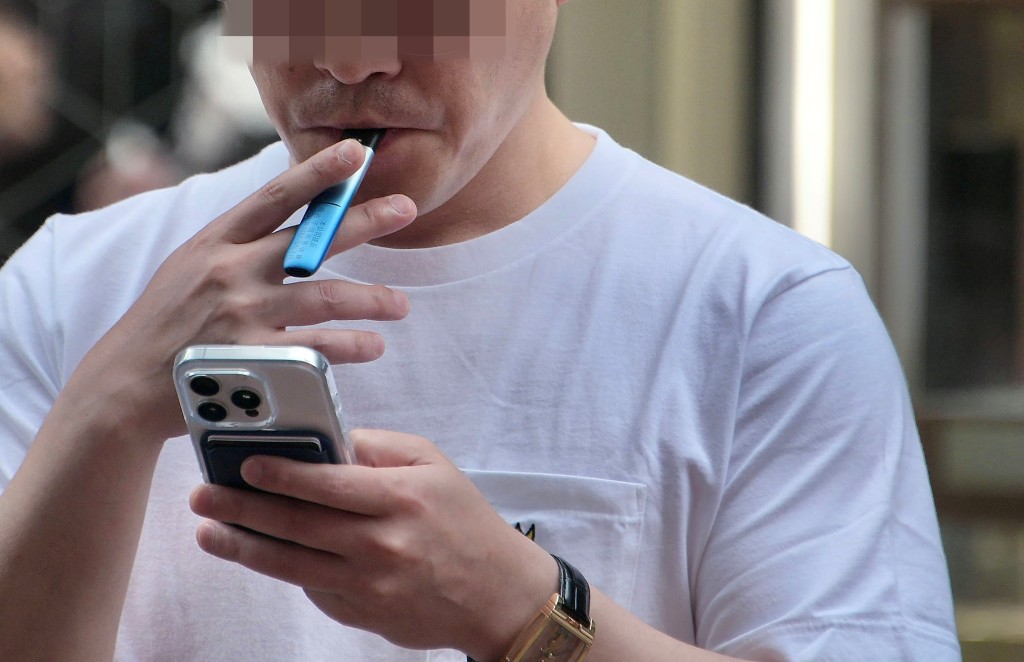 由4月30起,在公眾地方管有指明另類吸煙產品,包括電子煙煙彈、煙油、加熱煙支同埋草本煙,即屬違法。資料圖片 由4月30起,在公眾地方管有指明另類吸煙產品,包括電子煙煙彈、煙油、加熱煙支同埋草本煙,即屬違法。資料圖片