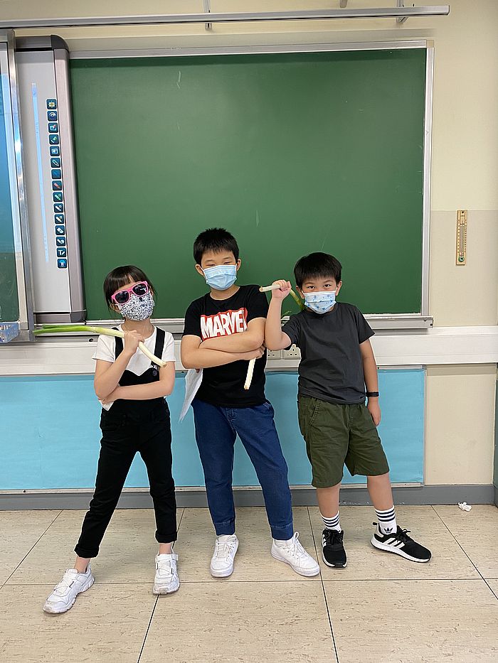 （左起）小四学生卢淑仪、张启欢及黄诺言化身环保特工，首次拍摄短片讲解减碳及可再生能源知识。
