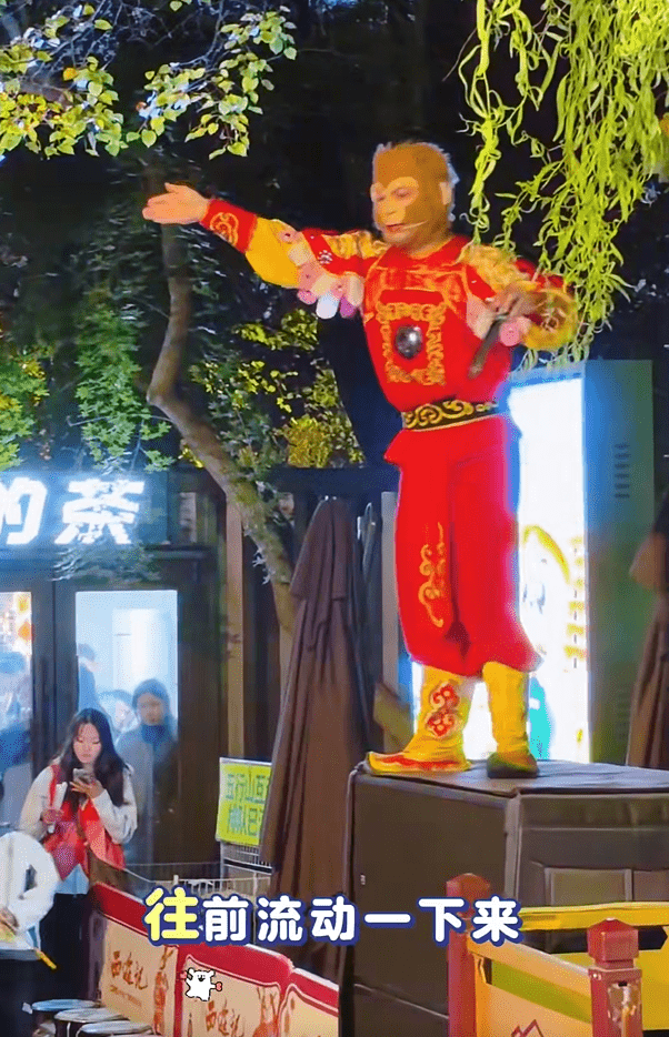 东北最强NPC“雪饼猴”见游客突晕倒，即停演出除头套疏导人潮获赞。