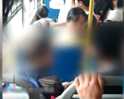 一名4歲男童竟然在2分鐘內打了其祖母8次。　影片截圖