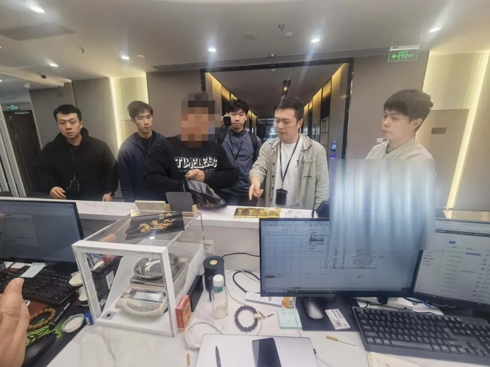 警方最終在深圳一黃金店舖，將已打包的5.9公斤黃金成功攔截。