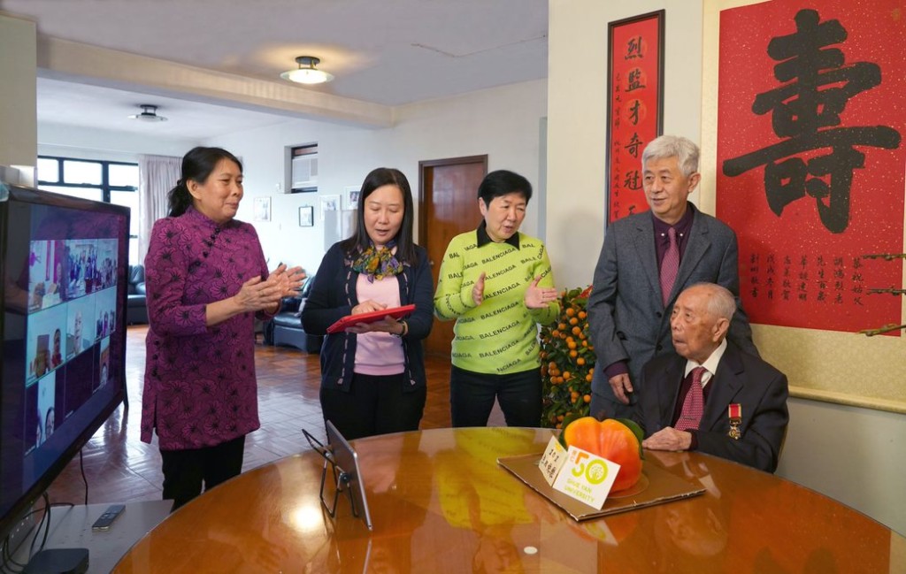 2021年,胡鴻烈101歲壽辰,教職員和校友透過Zoom賀壽。 2021年,胡鴻烈101歲壽辰,教職員和校友透過Zoom賀壽。