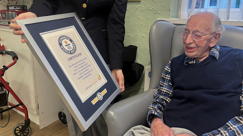 健力士世界纪录认证廷尼斯伍德（John Tinniswood）成为世上最年长男性。 路透社