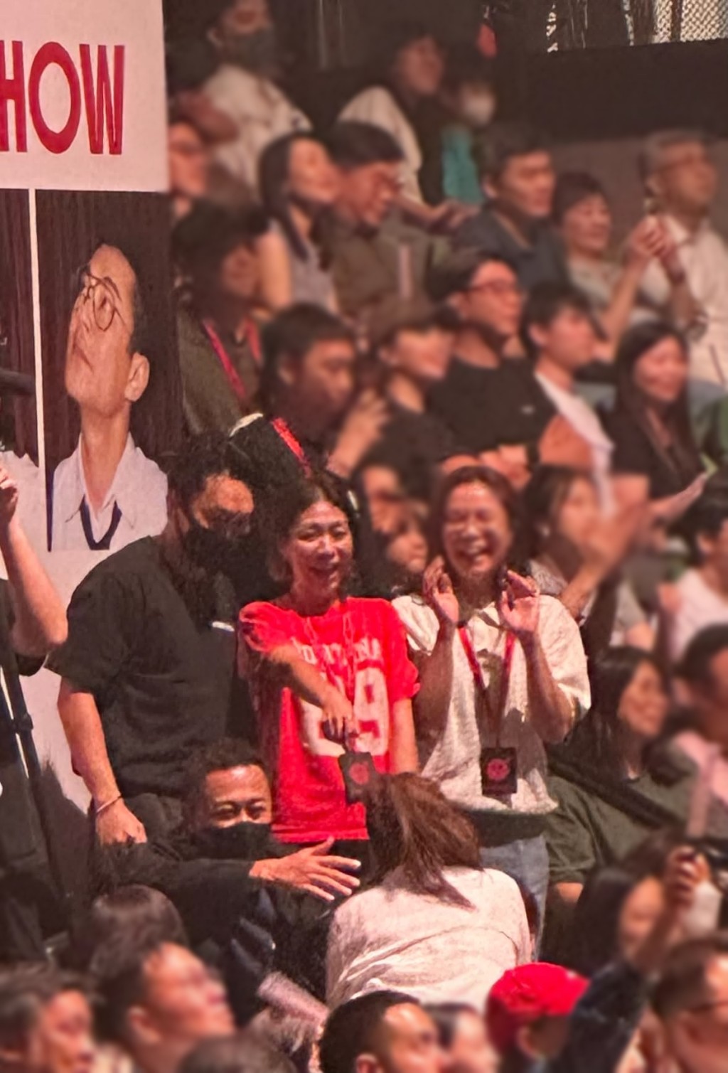 穿黑衫戴黑口罩的林峯,昨晚(21日)現身古天樂演唱會。 穿黑衫戴黑口罩的林峯,昨晚(21日)現身古天樂演唱會。
