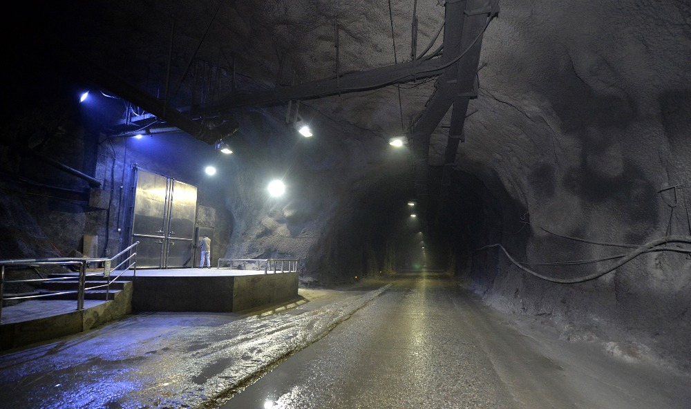 锦屏地下实验室建于地底2400米。 