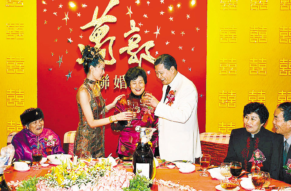 2002年万梓良和郭明黎在广州结婚。
