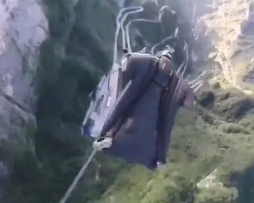 女大學生在湖南張家界天門山翼裝飛行期間失蹤。網圖