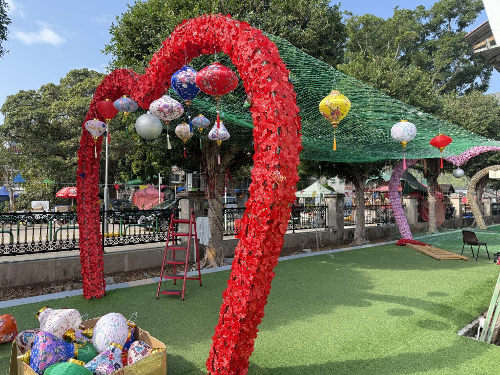 許願長廊的大型心形裝飾，市民可以打卡留念。
