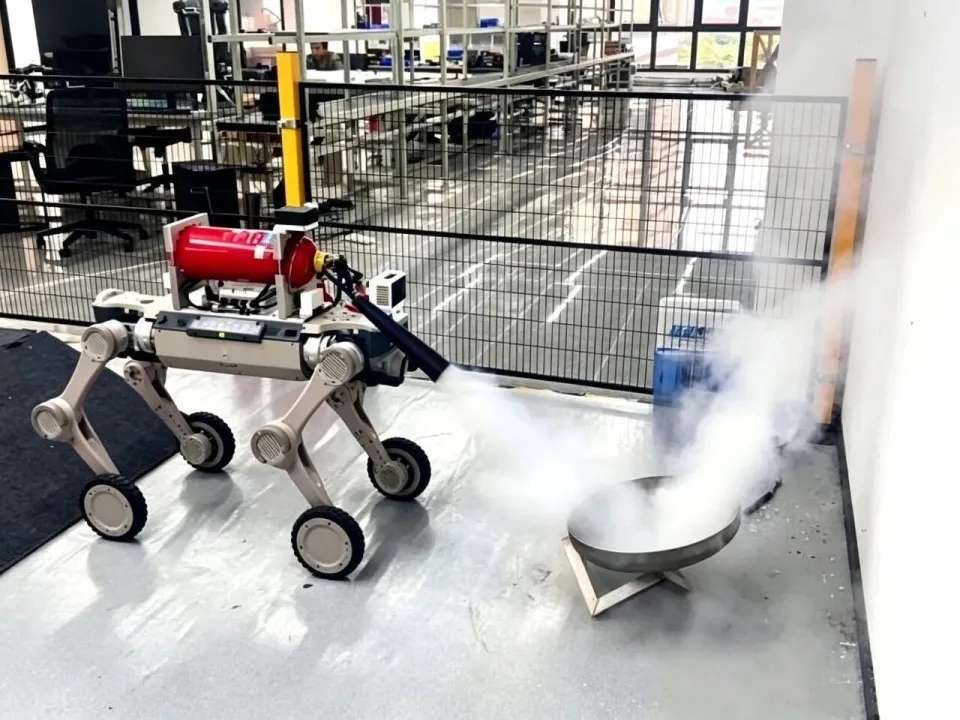 「消防機械狗」展示滅火技能。