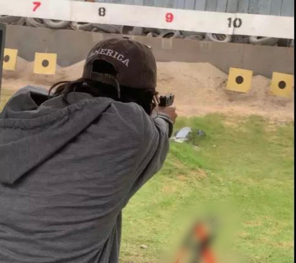 枪手曾在社交平台上发布自己练习射击的影片。