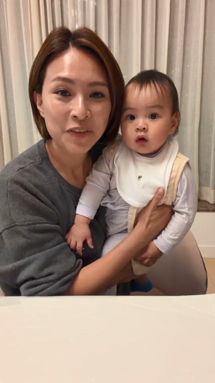 朱慧敏早前在直播中與一對可愛子女同框。
