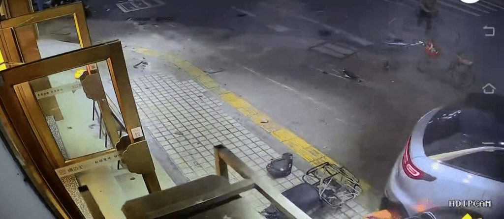 汽車剷上行人路，停在畫面的右下方。