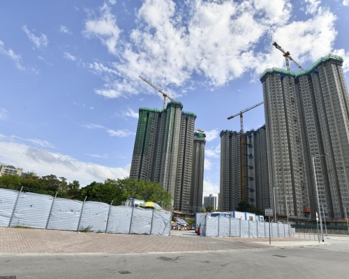 未來10年將有32萬新建公屋單位,圖為興建中屯門第54區公屋項目。資料圖片
