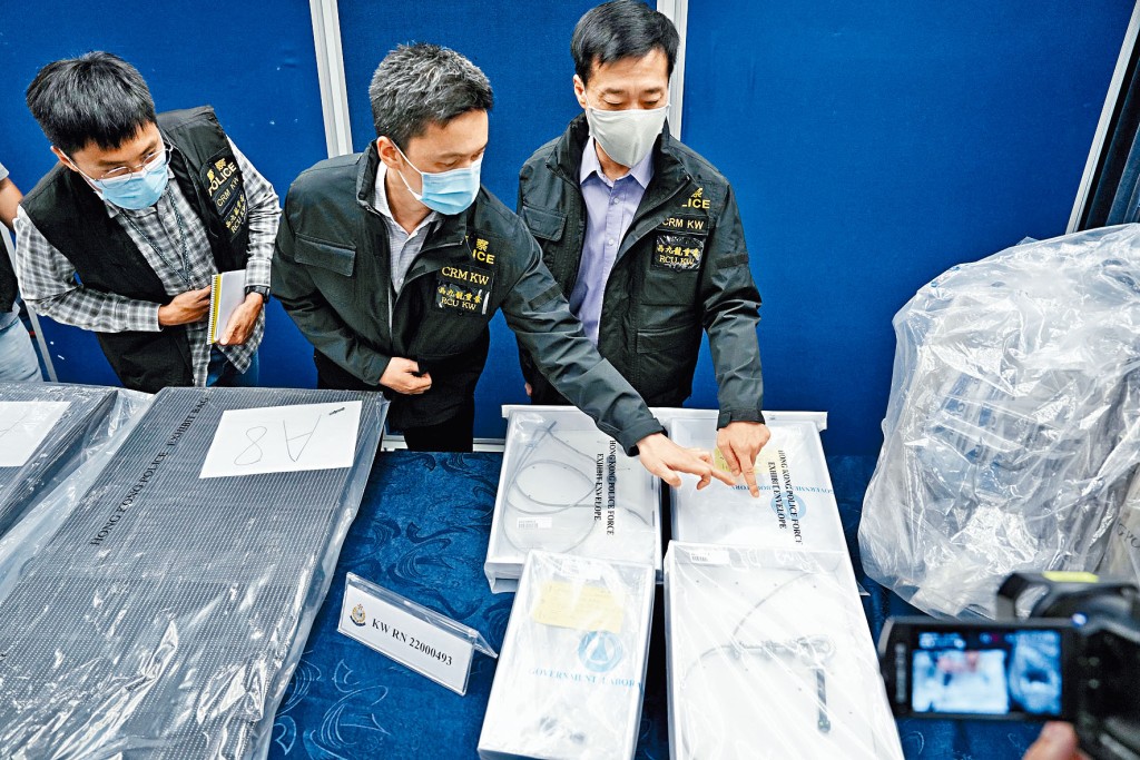 西九龍總區刑事部警司鍾雅倫(右)及西九龍總區重案組總督察周振才(左)講解警方檢獲的證物。