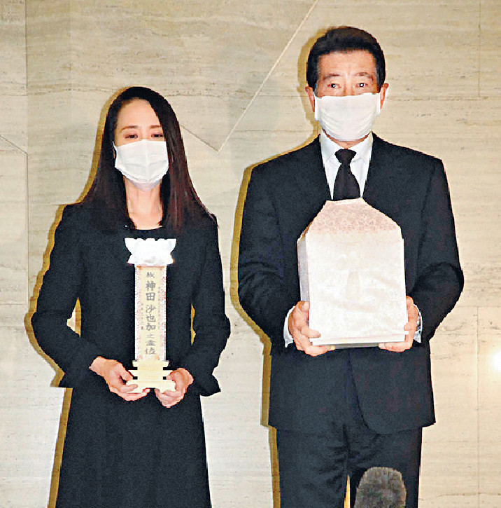 ■圣子和神田在爱女火化后晤传媒。
