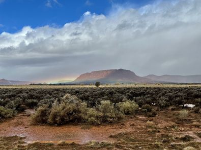 美国南犹他州（South Utah）的贴地彩虹。网图