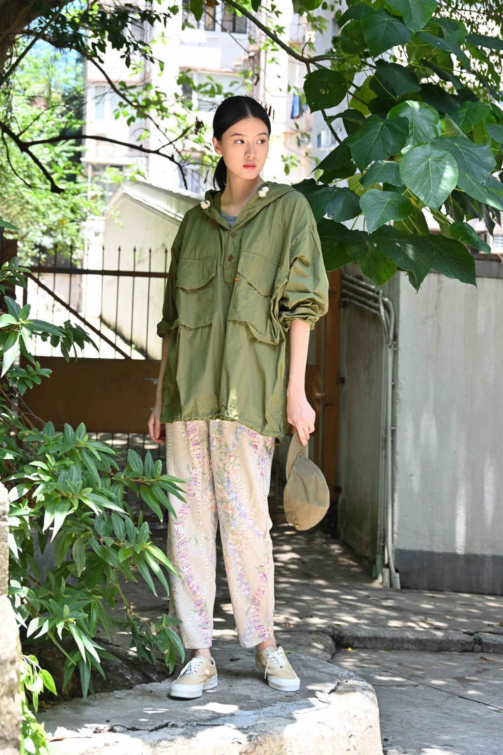 綠色Cap/$1,295、綠色有帽外套/$4,295、花朵圖案長褲/$3,695、亞麻帆布鞋/$2,195。