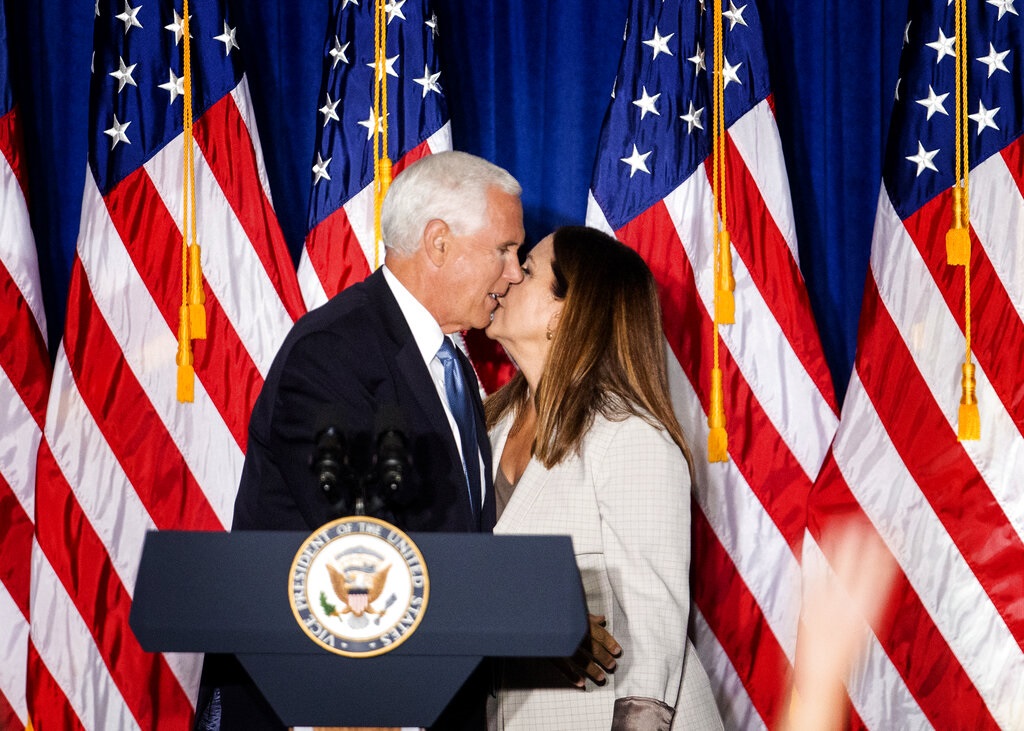 彭斯伉俪暂时未确诊。AP资料图片