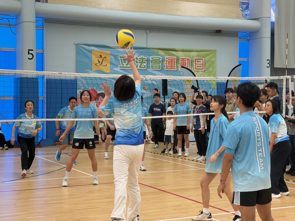 眾議員換上運動裝束，在輕排球、乒乓球及羽毛球賽場上展開激烈比拼。