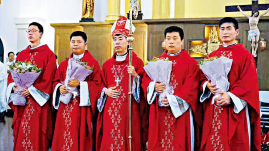 2017年，沈斌(中)為上海教區主持晉鐸禮。網上圖片