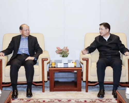 公安部常務副部長王小洪(右)與前警務處處長曾偉雄(左)會面。 公安部圖