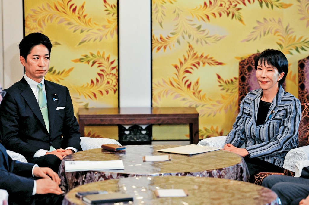 自民党总裁高市早苗(右)上周与维新会联合党首藤田文武举行会谈。