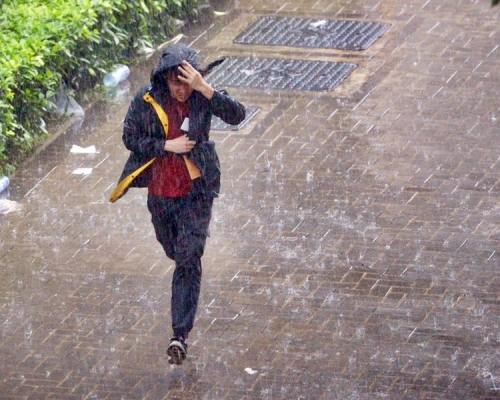 天文台預測本周五間中有雨,局部地區有雷暴。