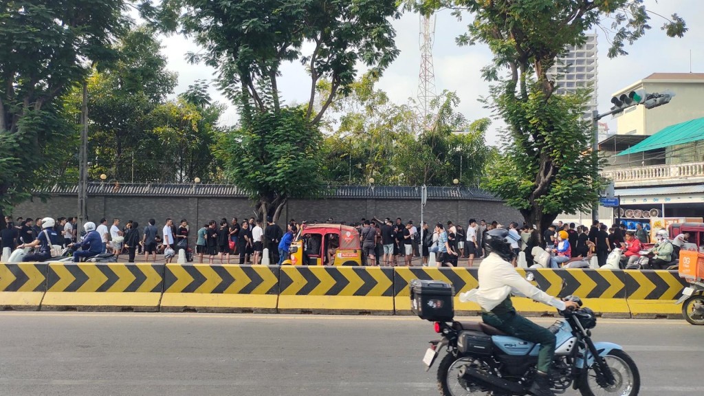 逃離電詐園的中國公民排隊求助， 駐柬使館現人龍。 柬中時報