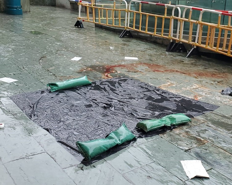 現場遺下一灘血跡。