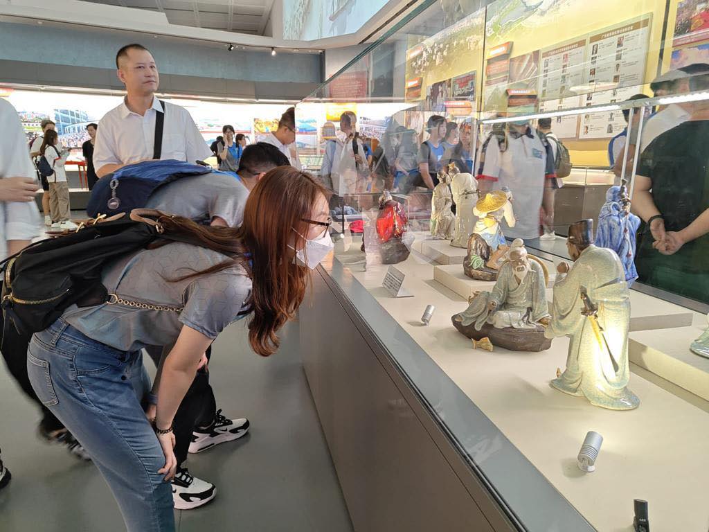 学员在深圳参观腾讯公司及大疆公司青年科技体验中心。