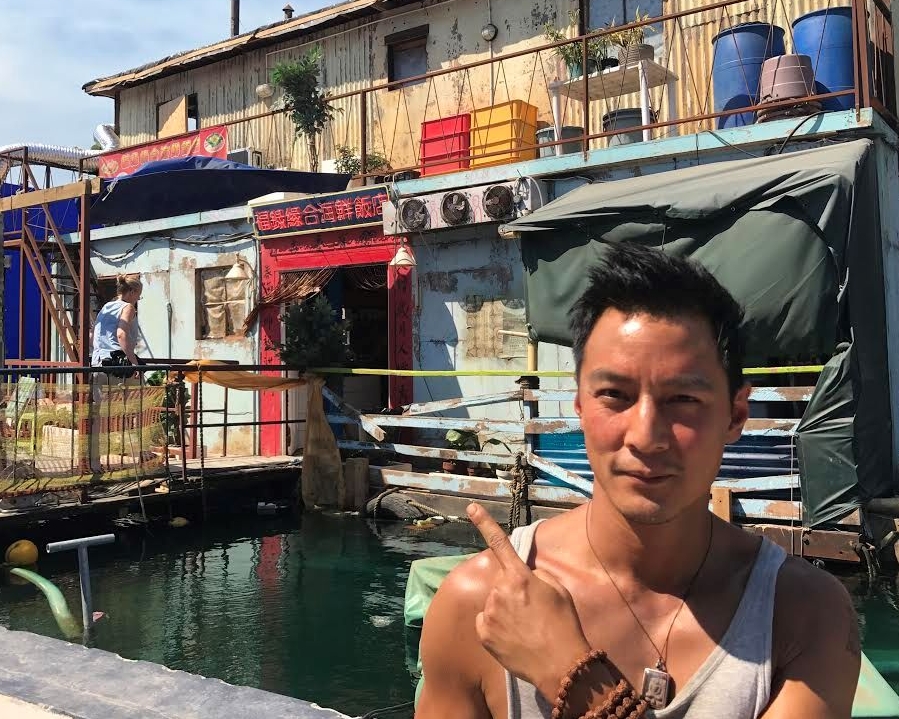 吴彦祖望住个渔排景就挂住香港。