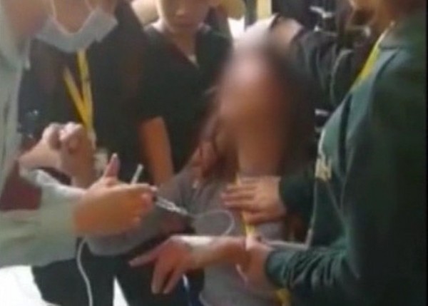 小倩见气球即抽搐倒地。网图