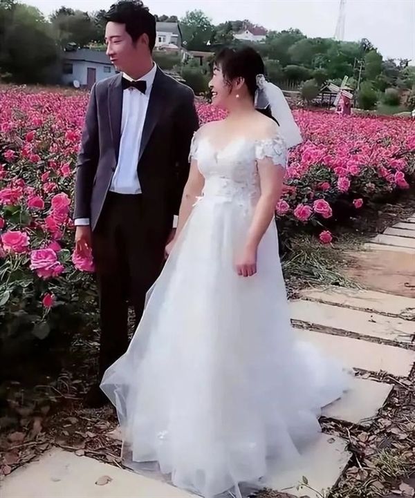 两人拍婚纱照69天后，余秀华公开曝光被掌掴上百耳光。
