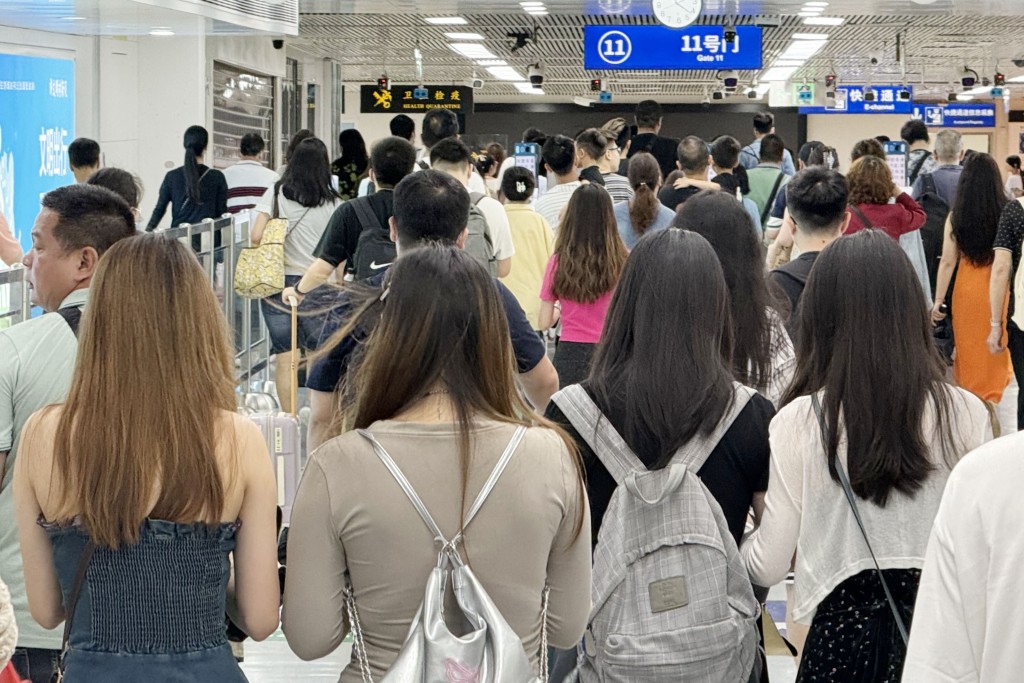 跨境出行人士應及早妥善計劃行程,預留充裕交通時間,盡量避免於繁忙時間出行。 跨境出行人士應及早妥善計劃行程,預留充裕交通時間,盡量避免於繁忙時間出行。