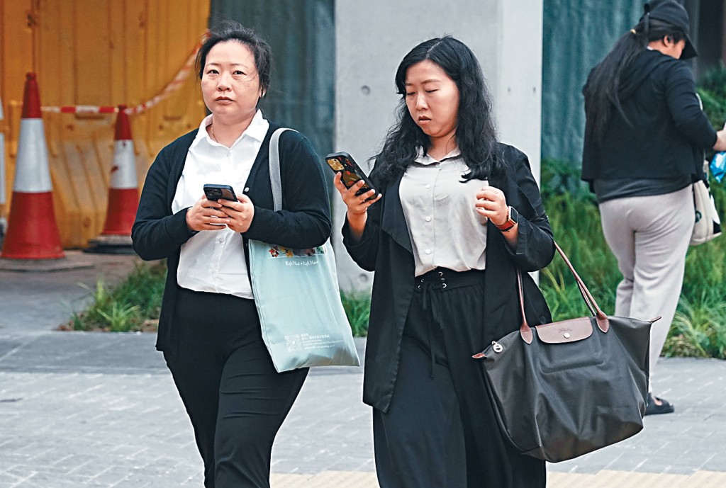 廖綺瑩（左）涉任面試官不申報利益衝突致親妹廖綺霖（右）獲貿發局聘用，二人同遭廉署起訴。