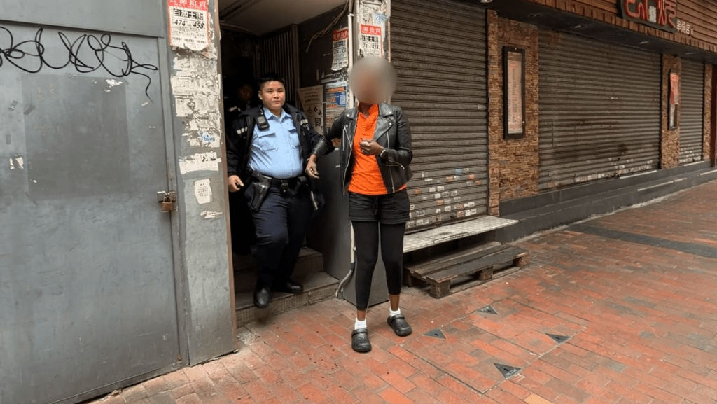 被捕女子帶署調查。