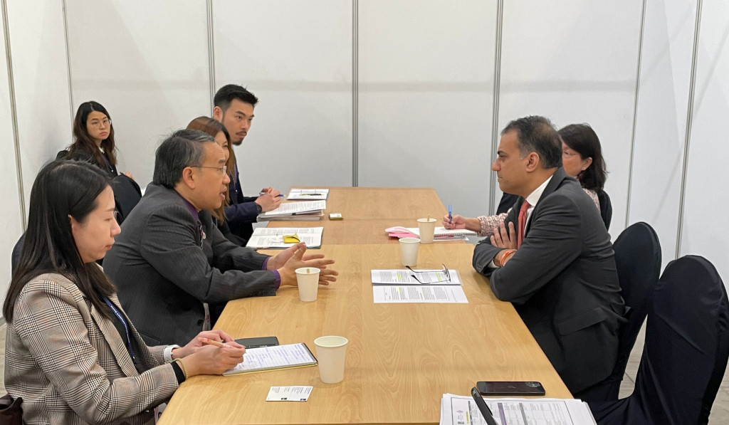 许正宇（左二）与亚洲开发银行副行长Ahmed Saeed（右一）会晤。（政府新闻处）
