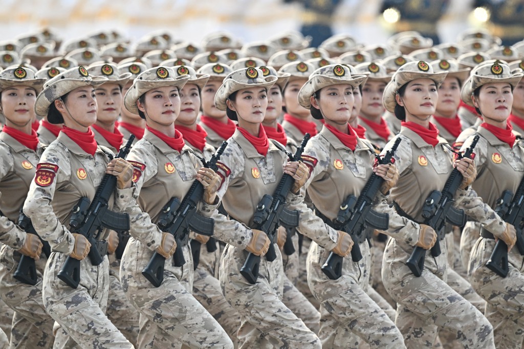 大閱兵上,各個方隊整齊步操,氣勢磅礡。法新社 大閱兵上,各個方隊整齊步操,氣勢磅礡。法新社